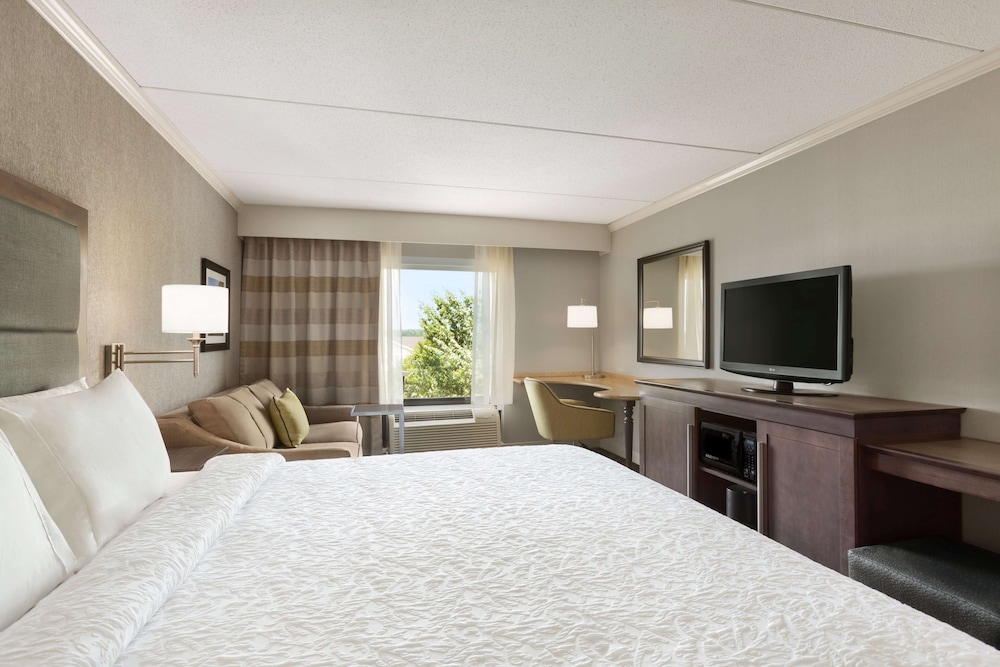 Hampton Inn & Suites Manchester Bedford - photo 13