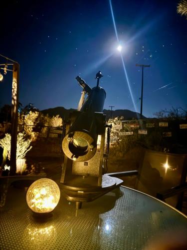 10 minutes to JTNP Sauna Hot Tub Cold Plunge Saltwater Pool Telescope Fireplace and Views — hotel in Joshua Tree
