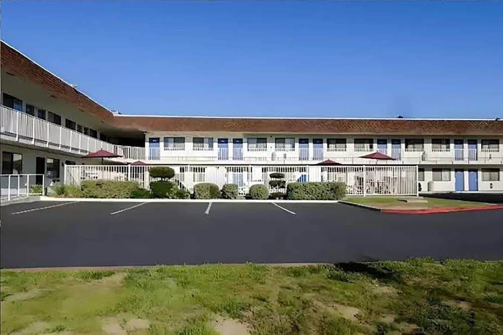 Super 8 By Wyndham Turlock in Turlock, United States