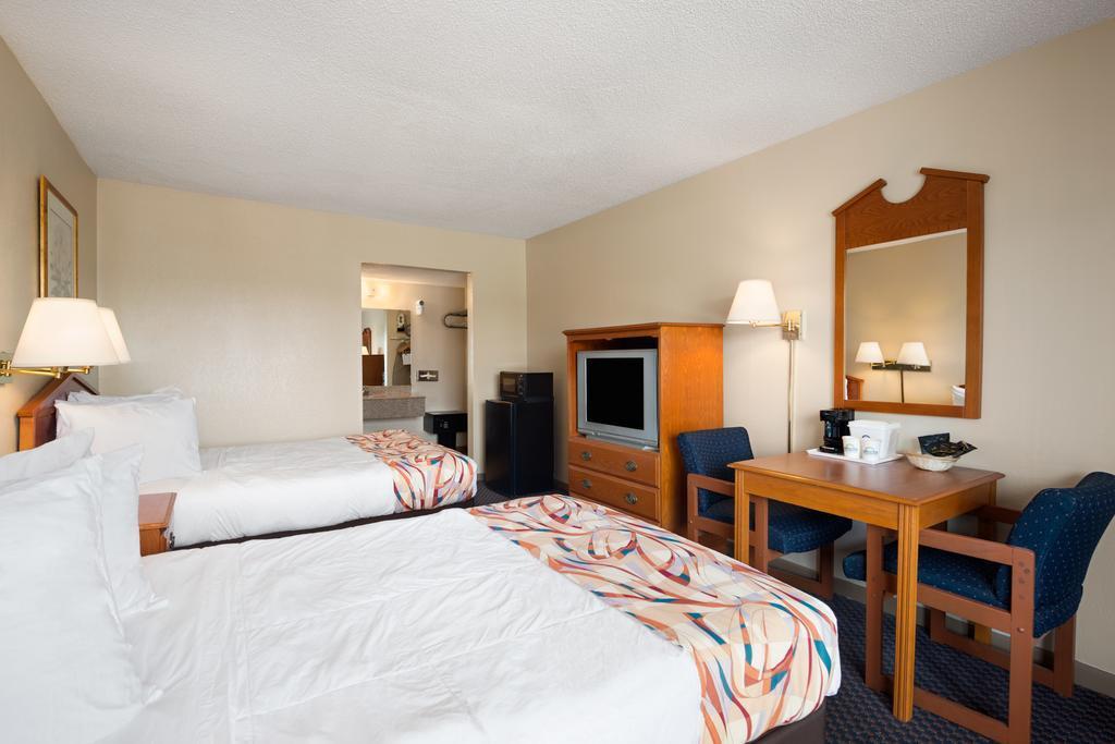 Days Inn Tampa North of Busch Gardens - photo 5