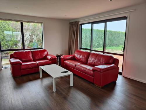 3BR Decks Wi Fi Quiet Modern in Kaikoura, New Zealand