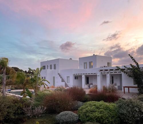 Villa KLAR on the Outskirts of Naousa Paros — 4-Star Luxury Hotel in Naousa, Greece