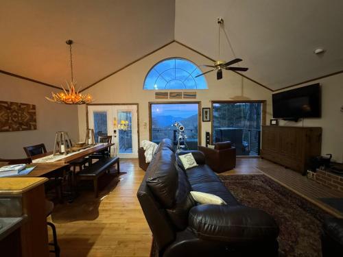 Romantic Getaway or Family Vacay with Mountain Views & Hot Tub — 4-Star Luxury Hotel in Tyro, United States