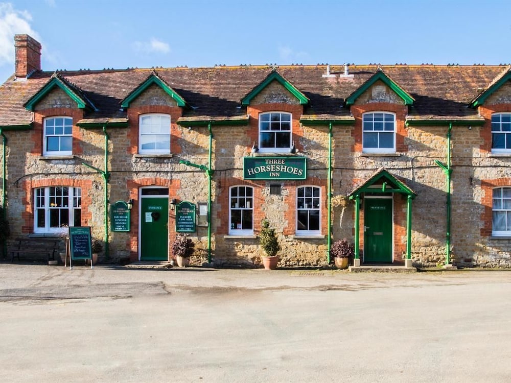 Three Horseshoes Inn - carbon neutral hotel in Bridport
