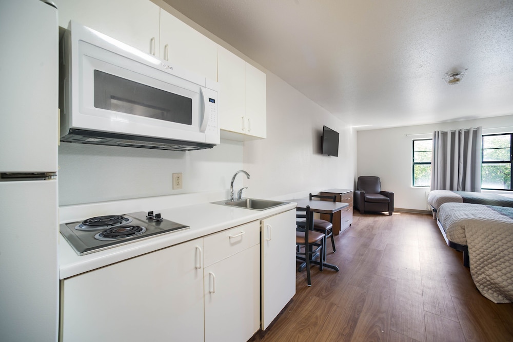 HomeTowne Studios by Red Roof St. Louis Airport N Lindbergh - photo 11