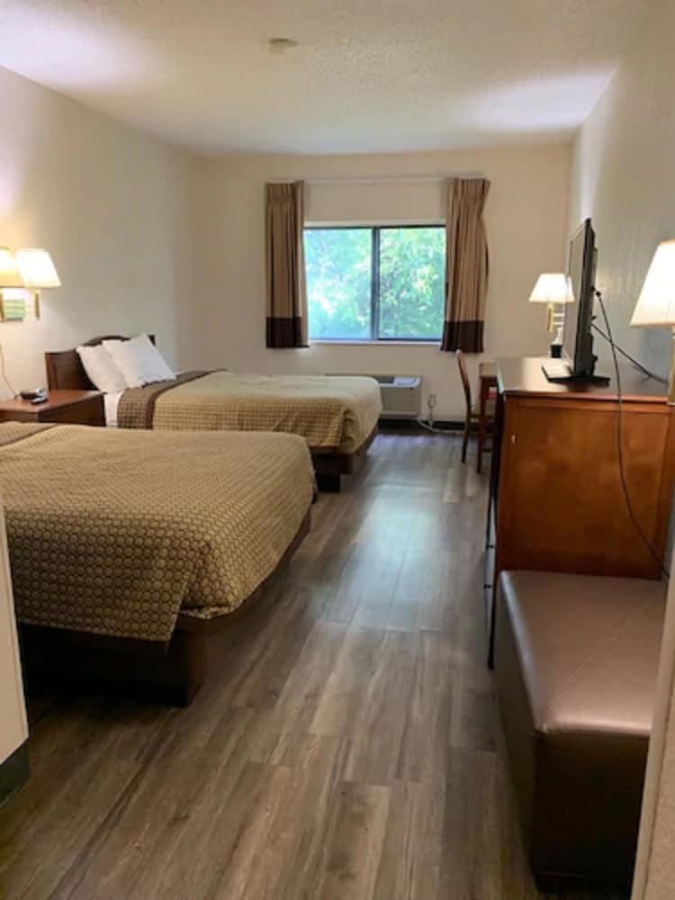 Days Inn by Wyndham Topeka - photo 4