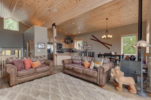 Treetop at Tahoe Donner Pet Friendly 4BR w Gym and Pool Access in Truckee, United States