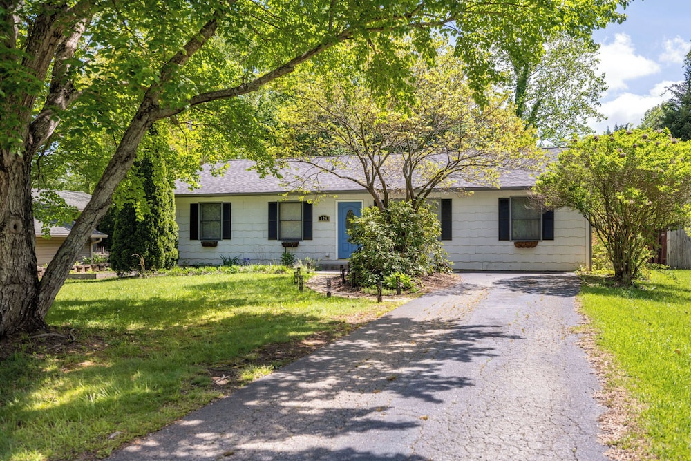 Oaken Hill in Black Mountain, United States