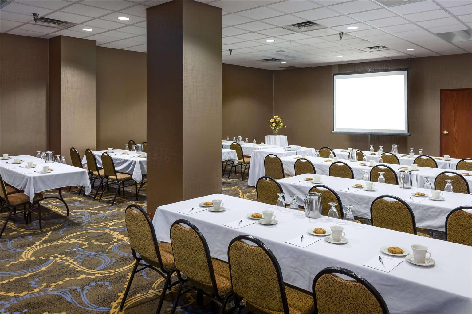 Radisson Hotel Bismarck - photo 10