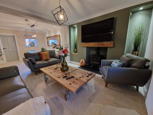 Stylish and Modern 7 Bedroom house near Brecon Beacons — 4-Star Luxury Hotel in Merthyr Tydfil, United Kingdom