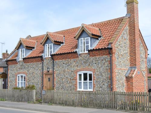 Stepping Stones Cottage — 5-Star Luxury Hotel in Bacton, United Kingdom