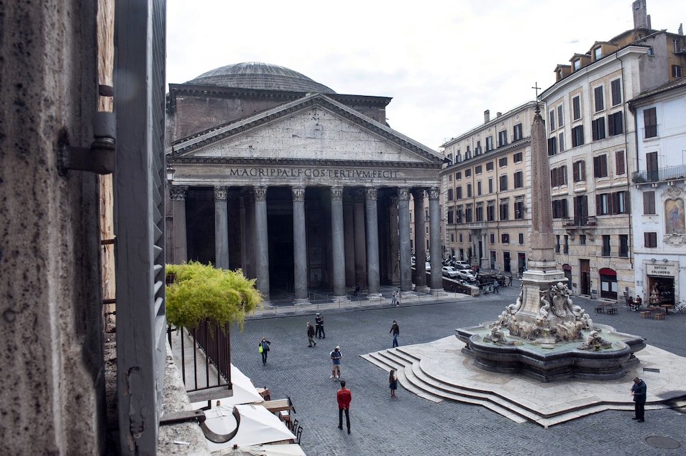 Sole al Pantheon