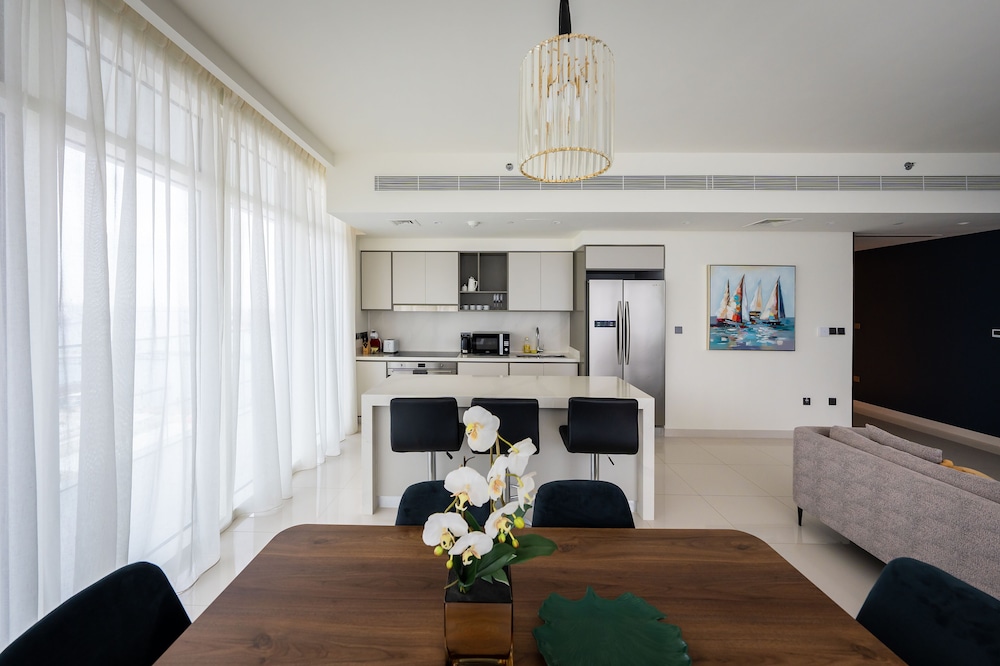 Vibrant 1BR Apartment with Marina & Ocean View — 4-Star Luxury Hotel in Dubai, United Arab Emirates