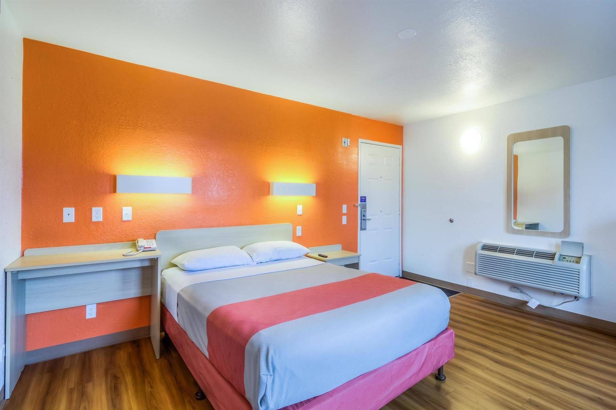Motel 6 Chicago Elk Grove - photo 2
