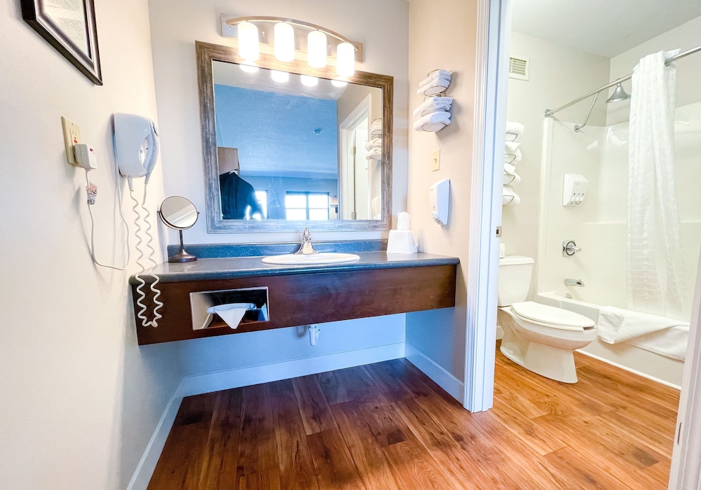 Pinemark Inn & Suites - photo 12