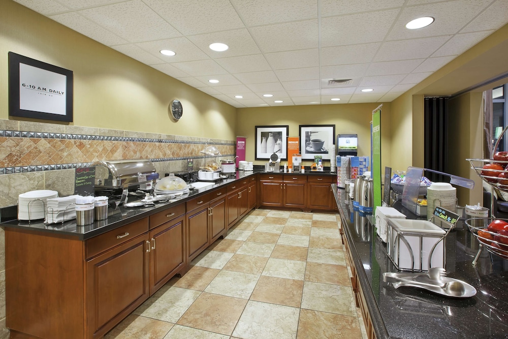 Hampton Inn & Suites Wichita Northeast - photo 23