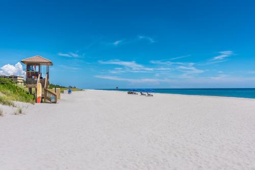Newly Remodeled Lakefront Oasis — 4-Star Luxury Hotel in Delray Beach, United States