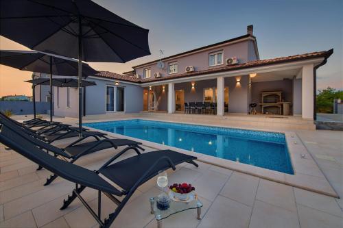 Serenity home Villa Tea with heated pyrolysis salt water — 4-Star Luxury Hotel in Marcana, Croatia