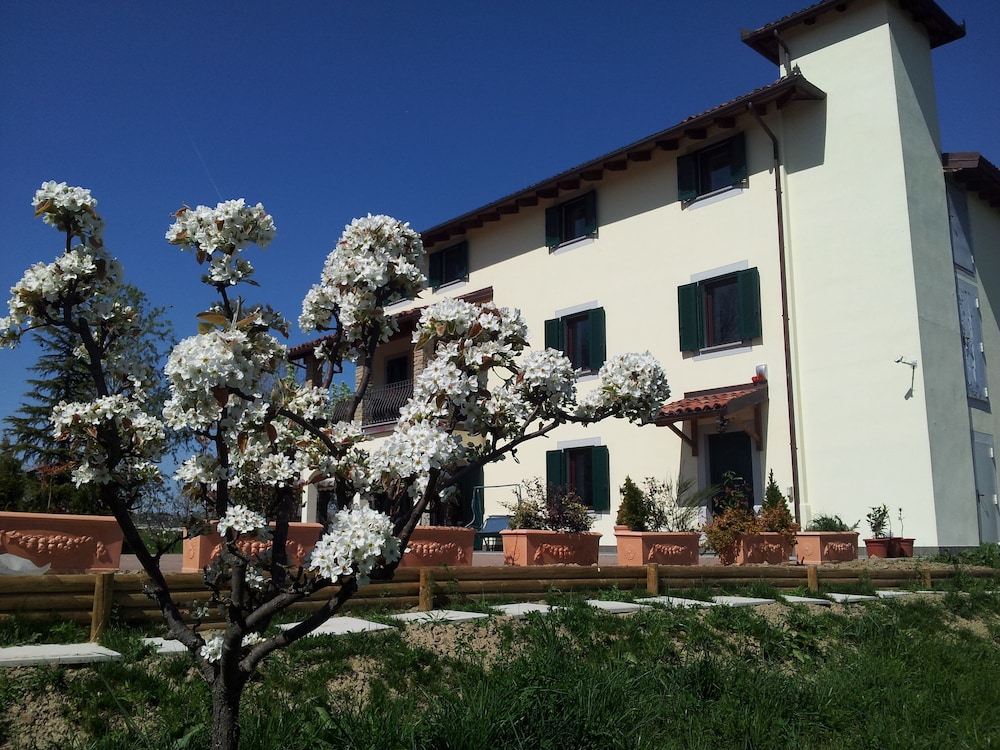B&B Cascina Rosa Camilla — 4-Star Luxury Hotel in Carpeneto, Italy