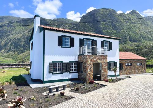 The Cão & Calf — hotel near Flores Airport