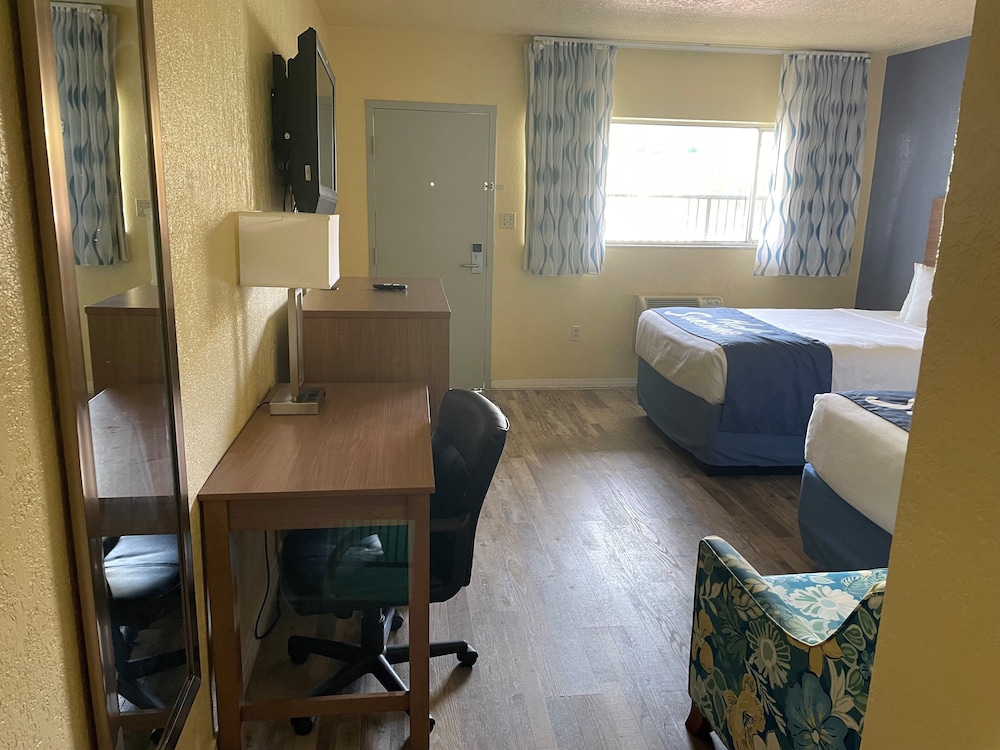 Days Inn by Wyndham Gainesville University - photo 4