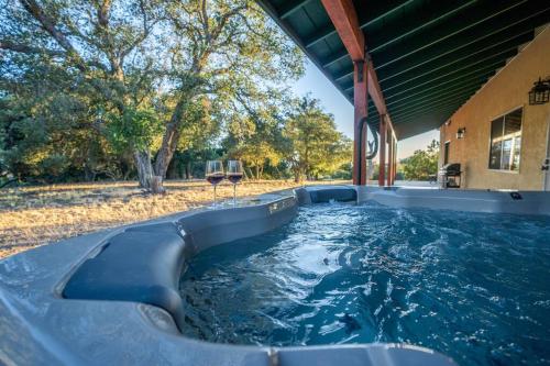 Stylish Country Cowboy Home with Hot Tub on 20 Acres — 4-Star Luxury Hotel in Borrego Springs, United States