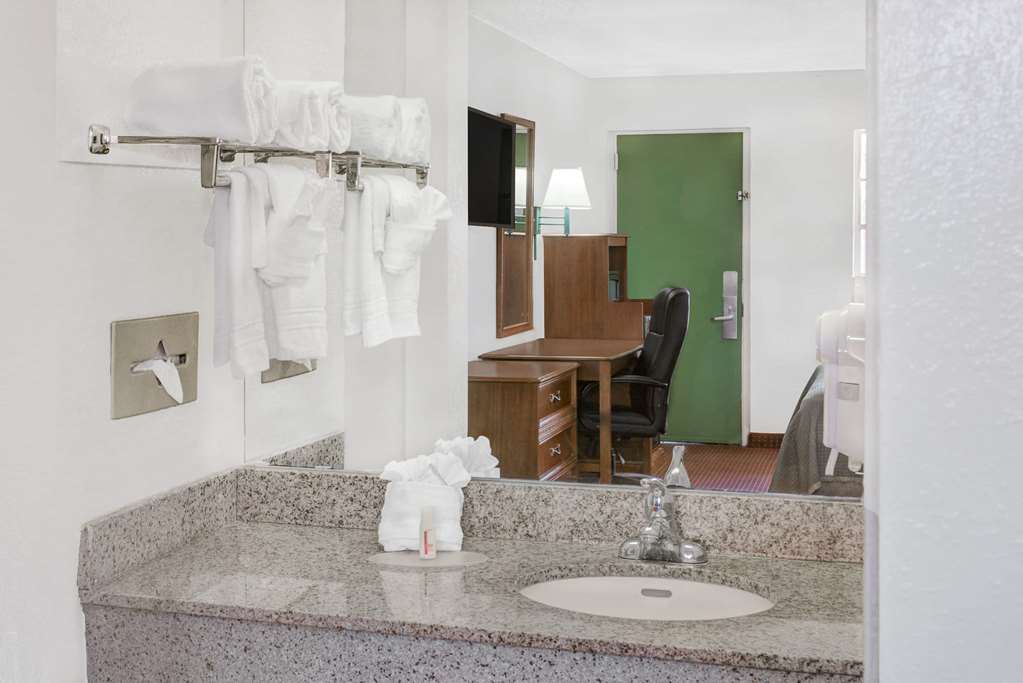 Howard Johnson by Wyndham Ft. Myers FL - photo 11