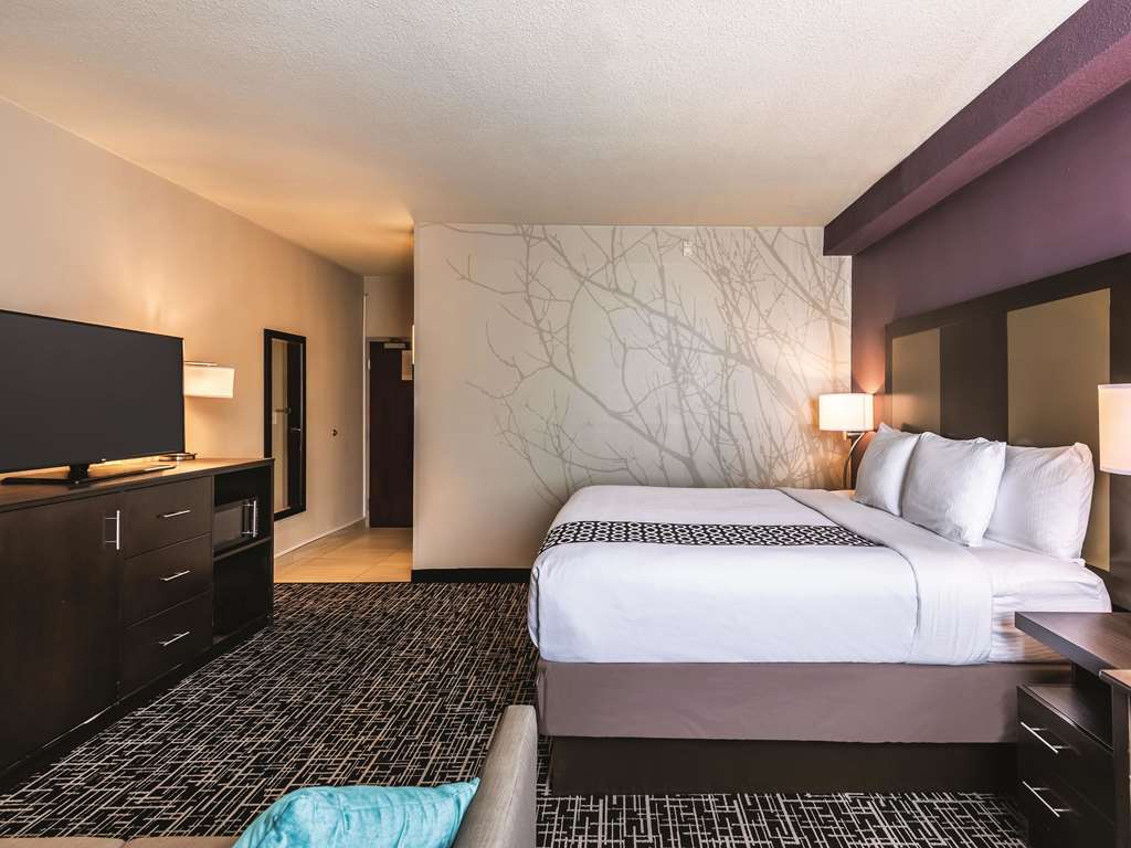 La Quinta Inn & Suites by Wyndham Colorado Springs North - photo 15