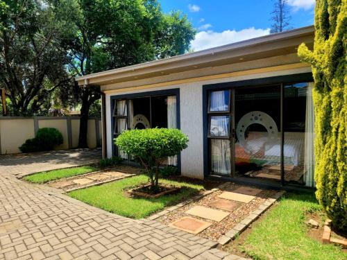 Emzini Guesthouse Universitas — 4-Star Luxury Hotel in Bloemfontein, South Africa