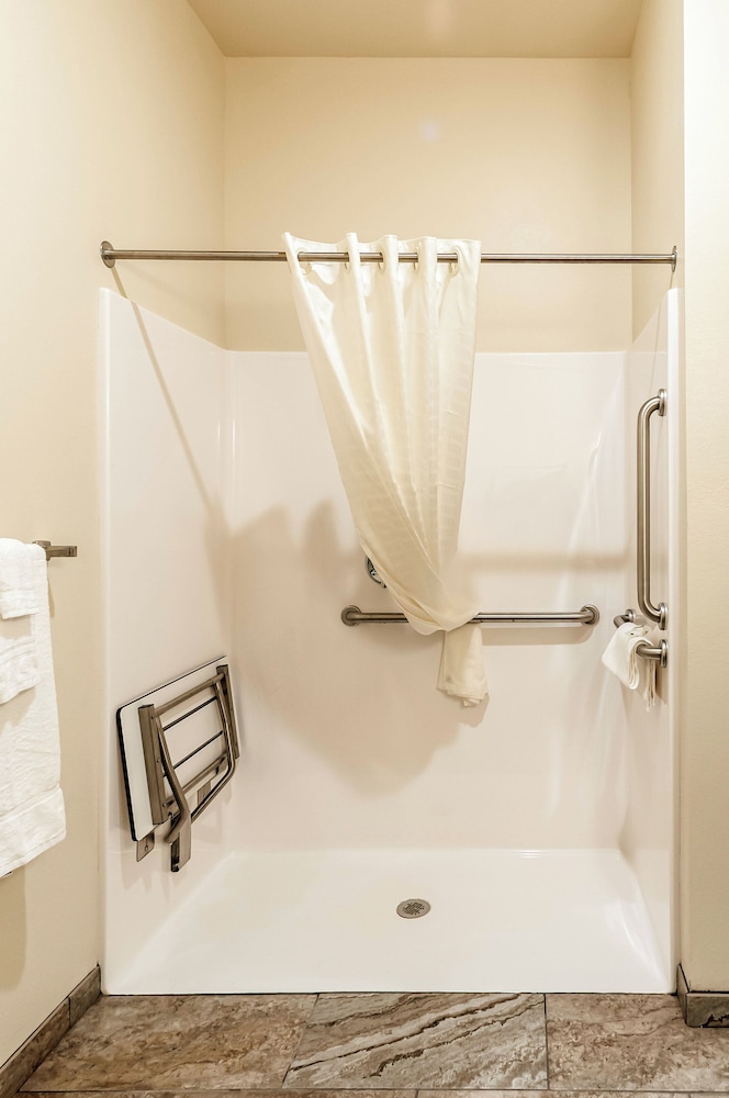 Cobblestone Hotel & Suites Appleton International Airport - photo 31