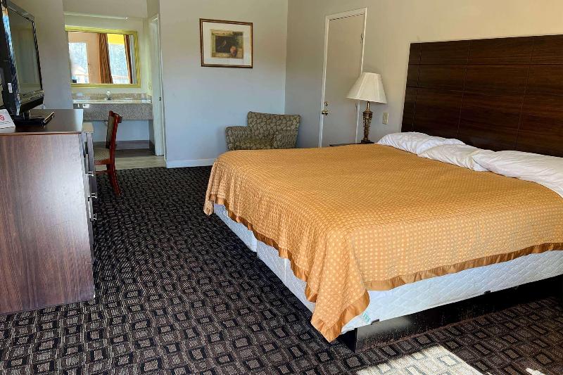 Days Inn & Suites by Wyndham Brewton - photo 22