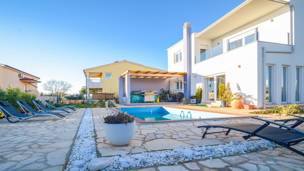 Villa Daniela — 4-Star Luxury Hotel in Medulin, Croatia