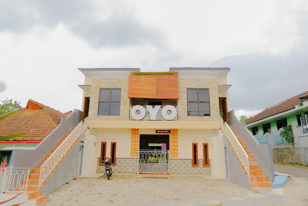 Hotel O Queen Homestay in Batu, Indonesia