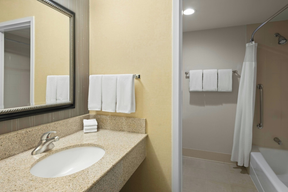 Courtyard by Marriott Rockford - photo 17
