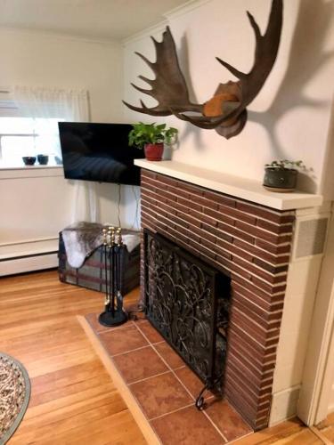 Coastal Cabin Downtown Historical Log Home — 4-Star Luxury Hotel in Anchorage, United States