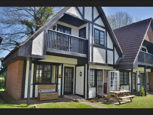 Luxury Woodland Retreat with Pool in Hayle, United Kingdom