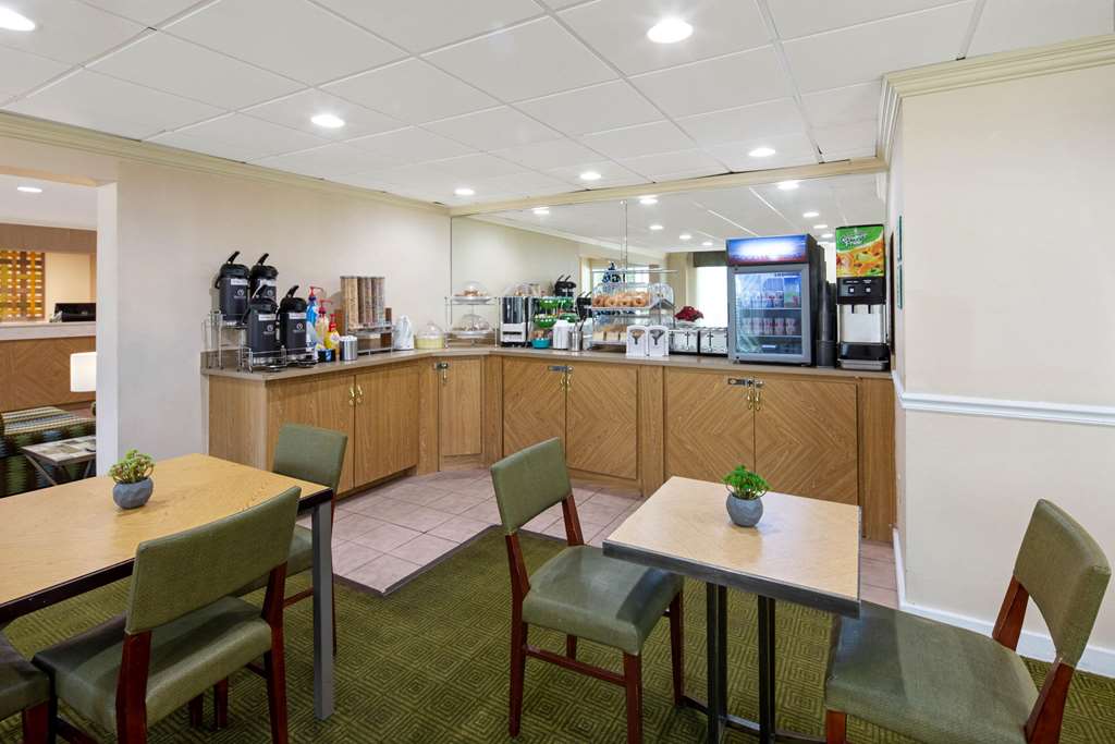 La Quinta Inn & Suites by Wyndham Sawgrass - photo 29