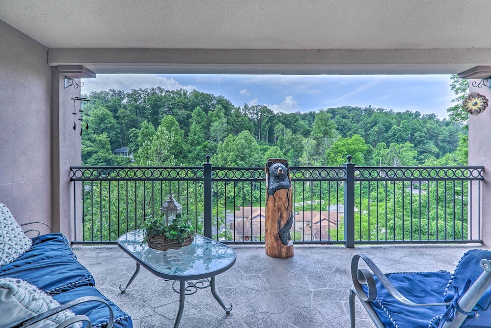 Creekfront 'bootleggers Hideaway ' Walk to Dtwn — 4-Star Luxury Hotel in Gatlinburg, United States