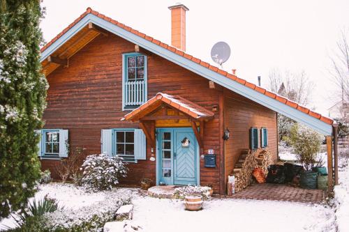Malerisches Holzhaus Coco mit Kamin Sauna und eigenem Garten - carbon neutral hotel in Unknown City