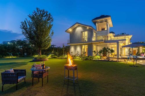 StayVista at Serenity Farms with Pool Lawn Bonfire & BBQ