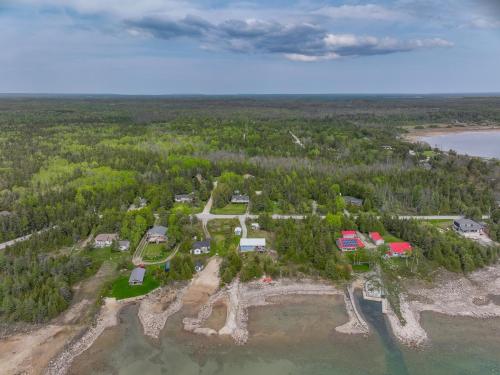 Len Cove Your Lakeside Retreat in Howdenvale — hotel near Wiarton Airport