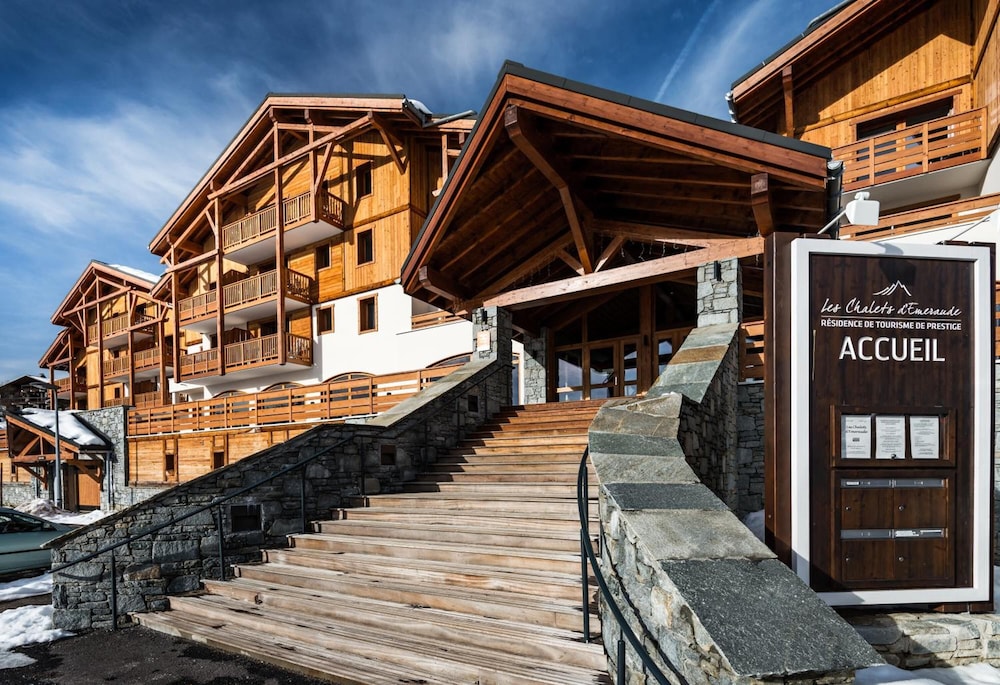 Lagrange Vacances Les Chalets d'Emeraude — 4-Star Luxury Hotel in Albertville, France