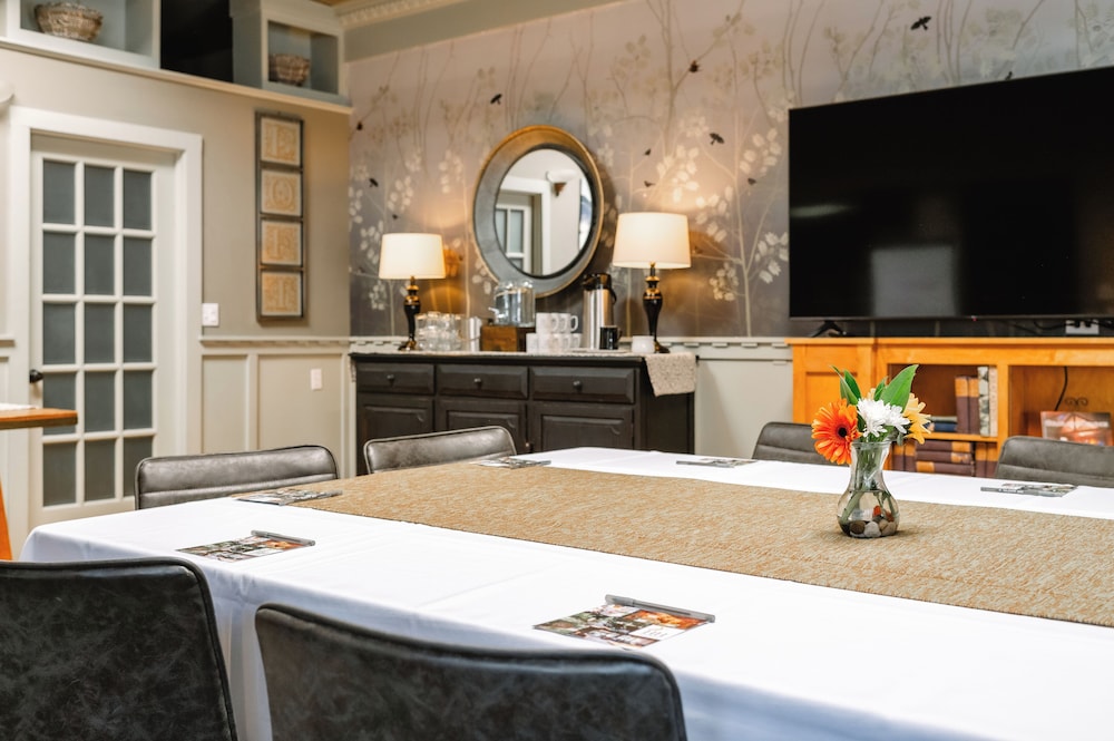 Highland Haven Creekside Inn - photo 175