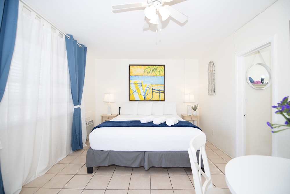 Tropic Isle Hotel and Apartment - photo 9