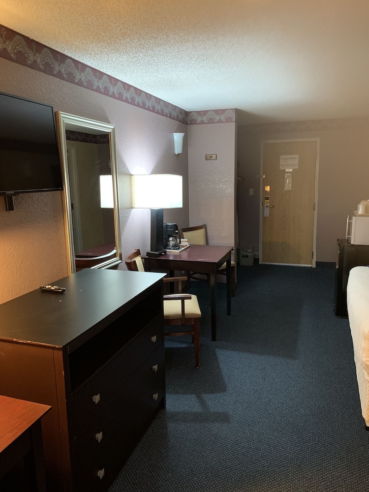 Lincoln Inn Express Hotel and Suites - photo 7