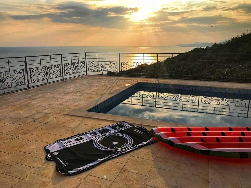 Charming Villa with Pool Sea View in Zagora — 4-Star Luxury Hotel in Podgorica, Montenegro