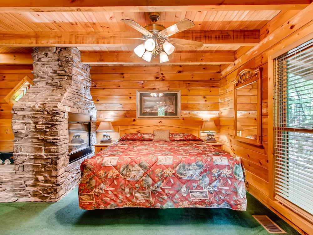 Cabin Fever #117 — 4-Star Luxury Hotel in Sevierville, United States