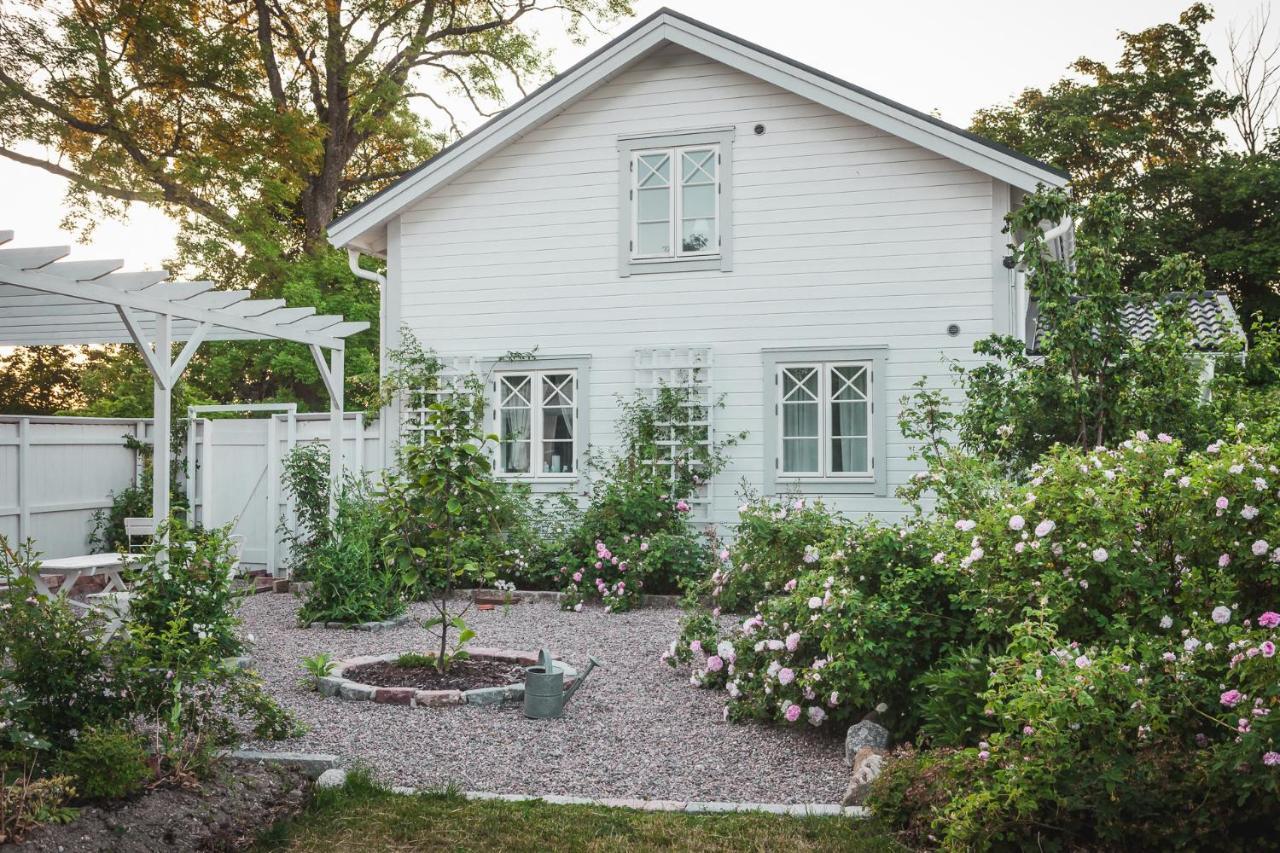 Vallby Cottage — 4-Star Luxury Hotel in Enkoeping, Sweden