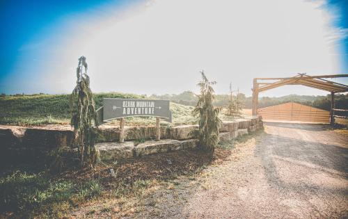Cozy Unique Glamping on 53 acres Bedrock Site