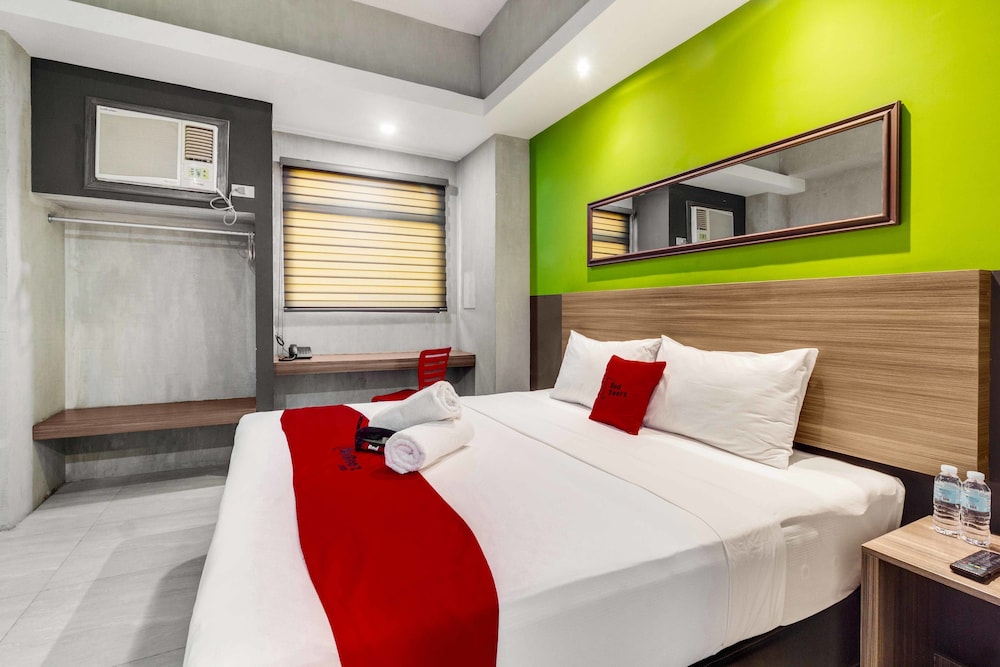 RedDoorz Plus @ Jones Avenue Cebu